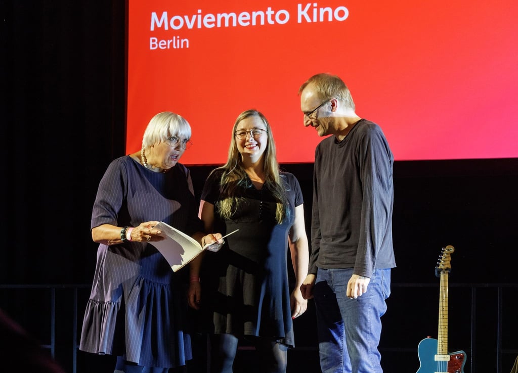 Claudia Roth zeichnet das Moviemento Kino in Berlin mit Iris Praefke und Wulf Sörgel für das beste Dokumentarfilmprogramm aus.