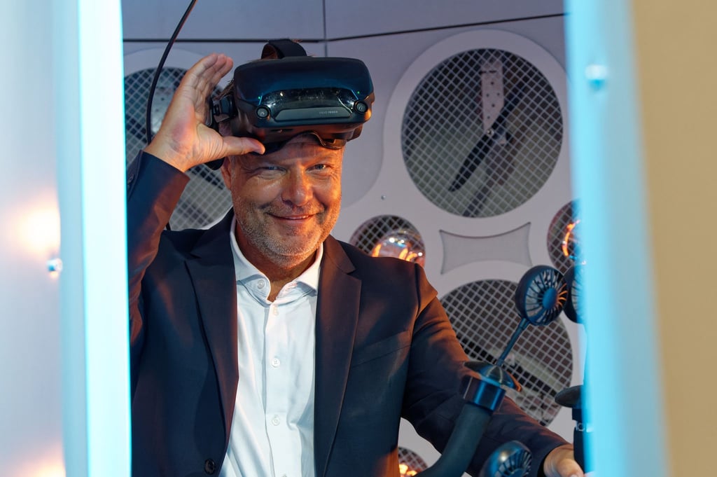 Wirtschaftsminister Robert Habeck steht bei einem Messerundgang auf der Gamescom am DIVE+ Umweltsimulator der Hochschule Karlsruhe.