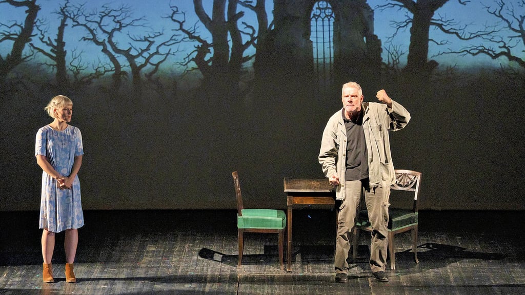 Mit proletarisch geballter Faust: Grete (Marie Anjes Lumpp) und Faust (Dirk Glodde) in Bad Lauchstädt