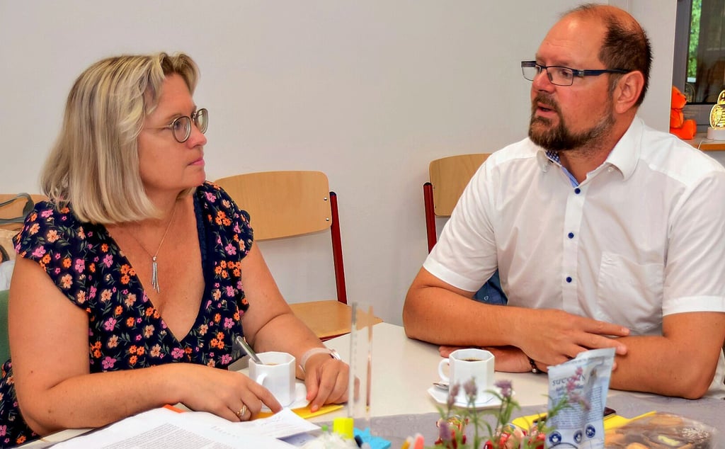 Schulsozialarbeiterin Heike Sachse und Landrat Martin Stichnoth sprechen über die Situation am Wanzleber Bördegymnasium.
