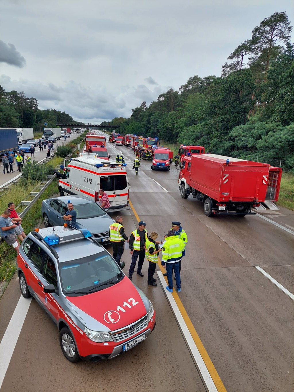 Zahlreiche Einsatzkräfte versuchten sich vor Ort ein Bild von der Lage zu machen.