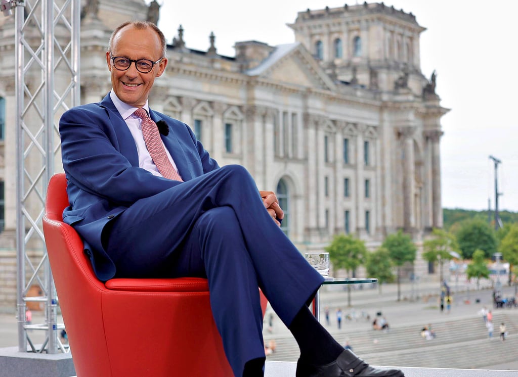 CDU-Chef Friedrich Merz sitzt gestern beim „ARD-Sommerinterview“ auf einem roten Sessel.