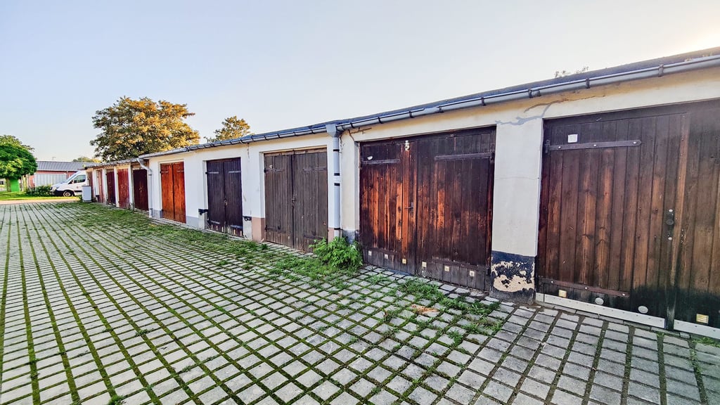 Blick auf einen Teil der Garagen an der Promenade in Lützen. Trotz jahrelangen Streits ist die Zukunft der Garagen in Lützen nicht geklärt. Pächter fühlen sich von neuen Plänen der Stadt bedroht und kämpfen um den Erhalt ihrer Stellplätze.