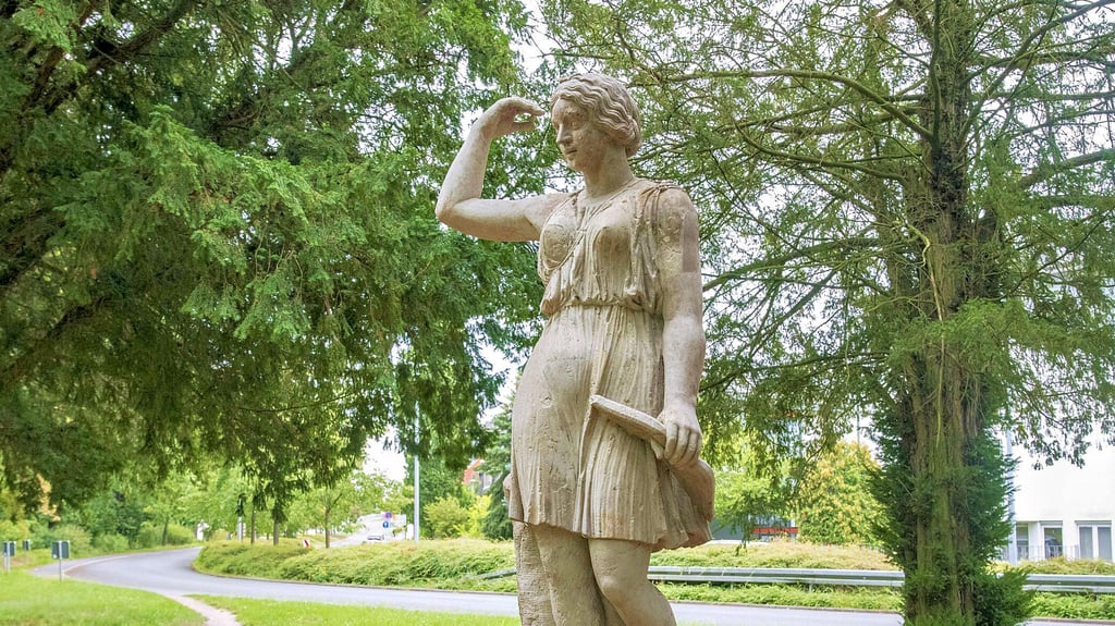 Die Diana-Statue im Georgengarten erhält eine neuen Anstrich und zwar an Ort und Stelle.