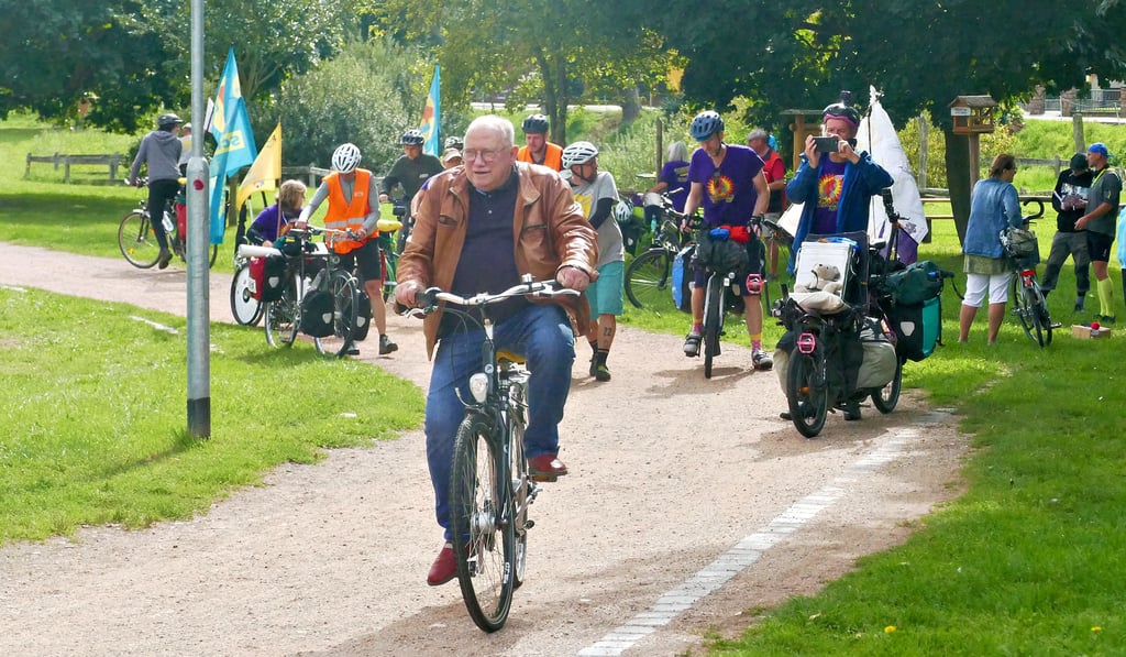 Walter Fiedler, stellvertretender Bürgermeister von Seehausen, begleitete die Teilnehmer der „Tour de Verkehrswende“ ein kleines Stück.
