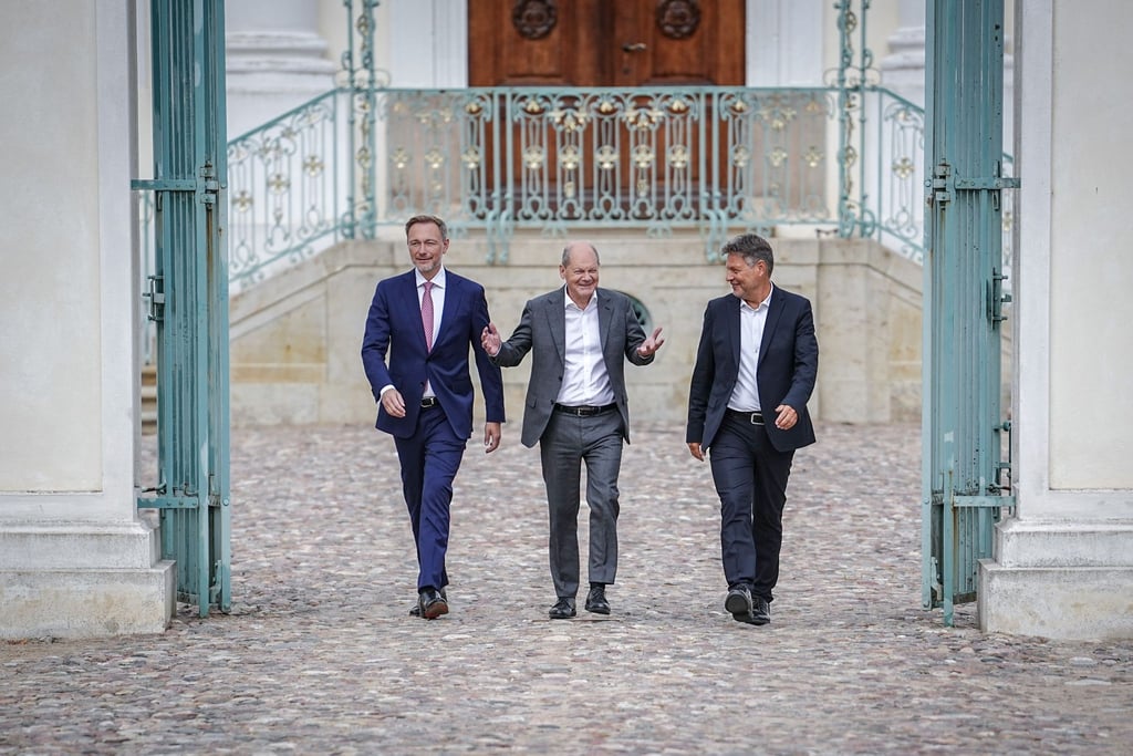 Finianzminister Christian Lindner, Bundeskanzler Olaf Scholz und Wirtschaftsminister Robert Habeckbei der Halbzeit-Klausur des Bundeskabinetts im Schloss Meseberg.