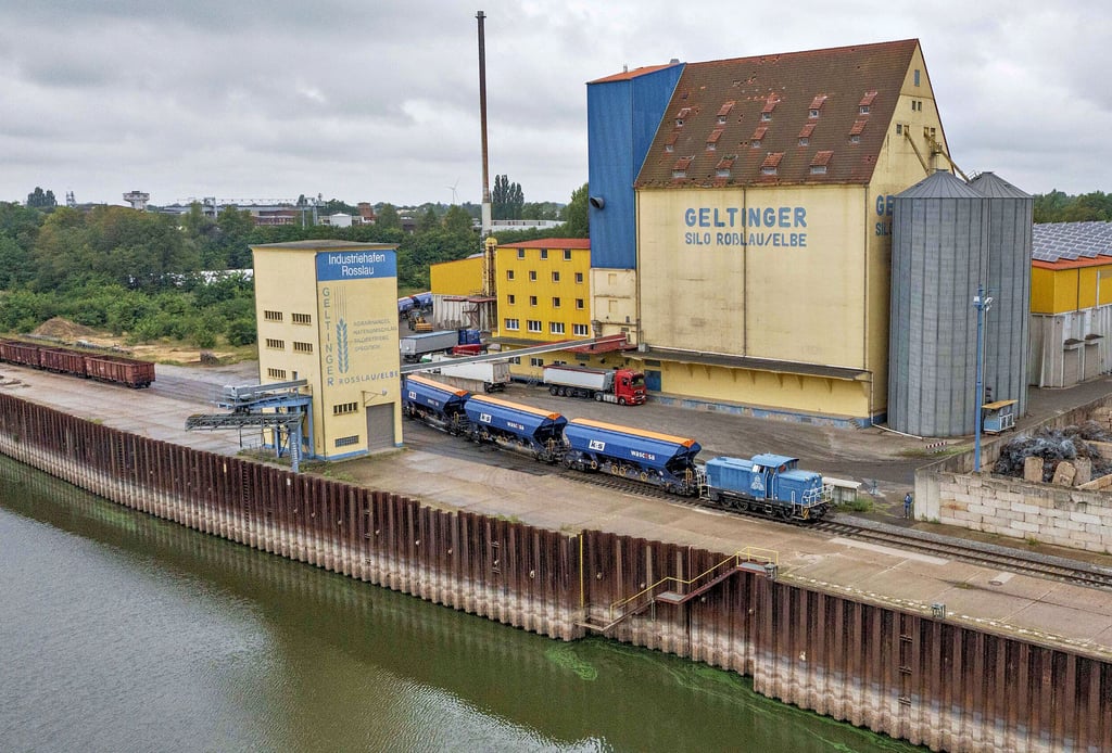 Fast wie Modellbahn: Im Industriehafen Roßlau handelt die Firma Geltinger mit Getreide. Das Korn wird im riesigen Silo aufbewahrt und von dort weiterverkauft. Mit dem Schiff kommt kein Getreide an, dafür ist die Elbe zu flach.