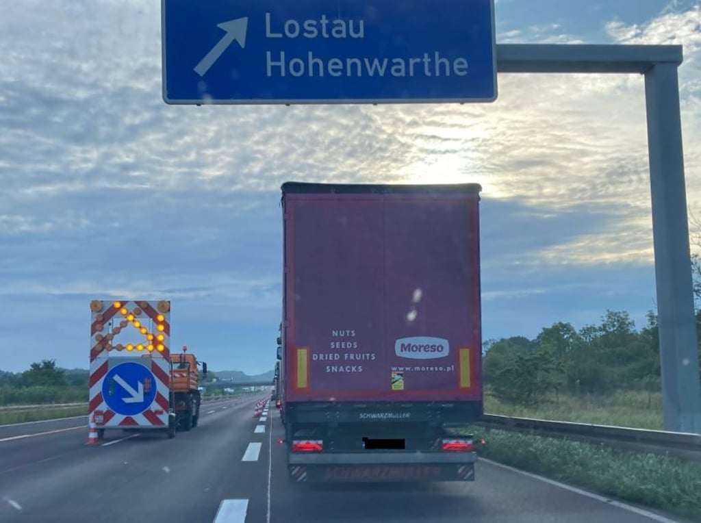 Es staut sich an der Abfahrt Lostau. Die Umgehungsstrecke ist von langem Stau betroffen.