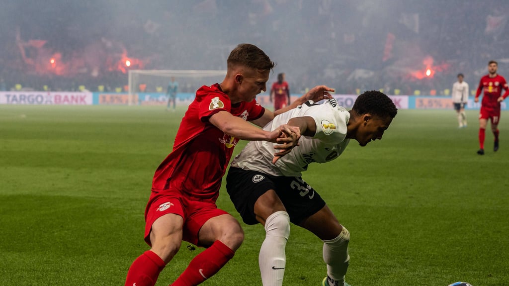 Christoph Lenz im Zweikampf mit Leipzigs Dani Olmo