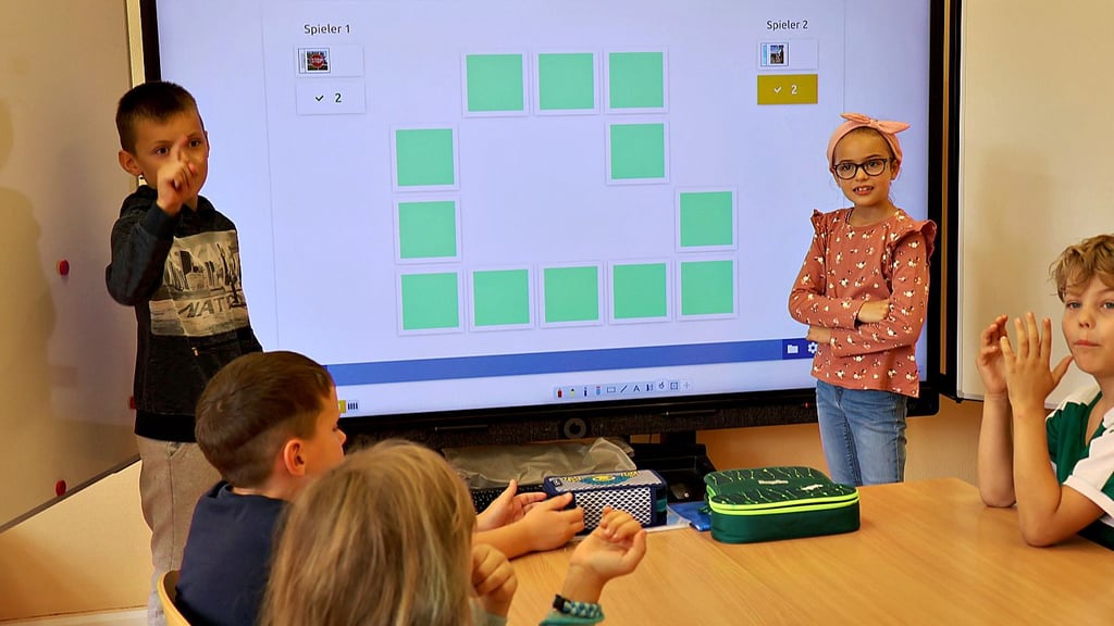 Eine digitale Tafel steht schon in der Grundschule Sandau. Verschiedene Anwendungen sind möglich, hier ein Memoryspiel.