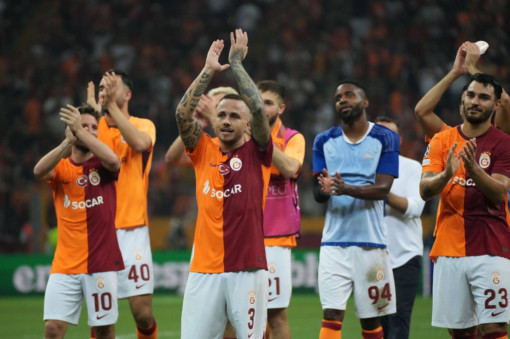 Angelino (3.v.l.) feiert die Rückkehr in die Champions League.