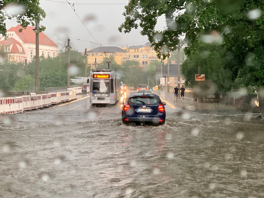 Straßen standen in Halle wegen Starkregen unter Wasser.