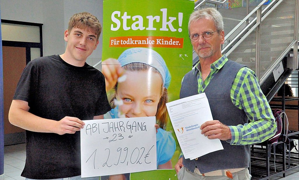 Jannis Zühlke überreichte im Namen des Abi-Jahrgangs 2023 einen symbolischen Scheck über 1299,02 Euro.