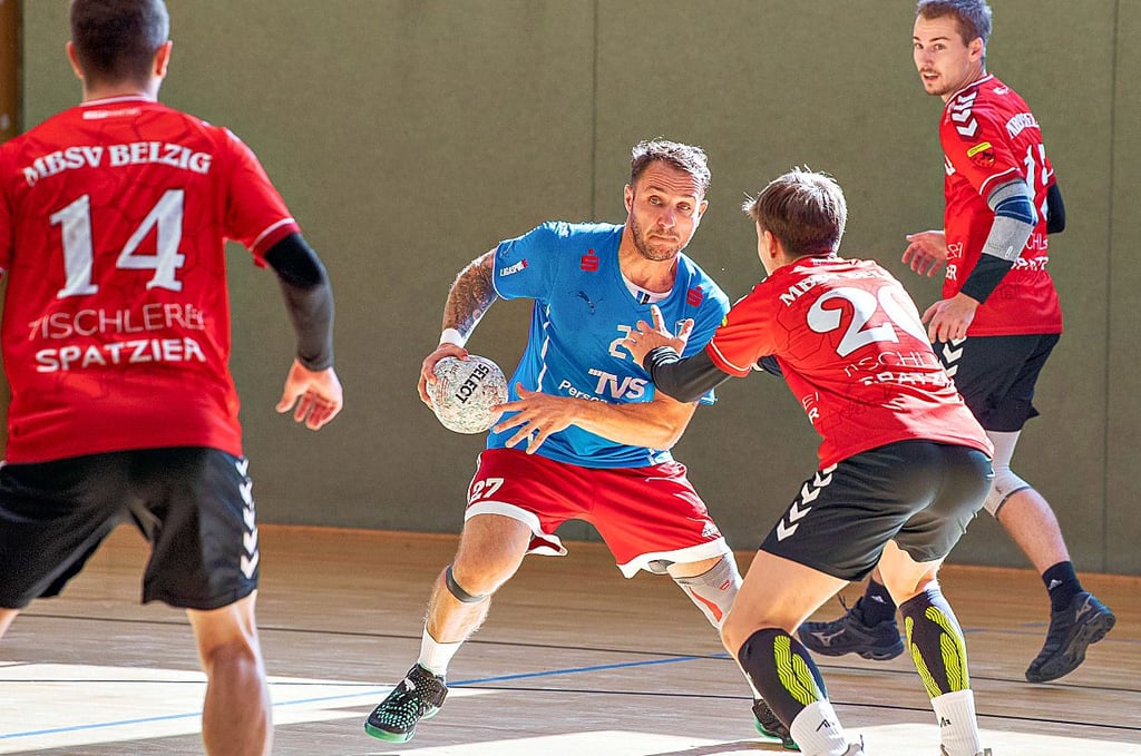 Alexander Schrei (am Ball) ist zusammen mit dem ebenfalls noch mitspielenden Stephan Fichner als Co-Trainer des neuen Coaches Björn Weniger tätig.