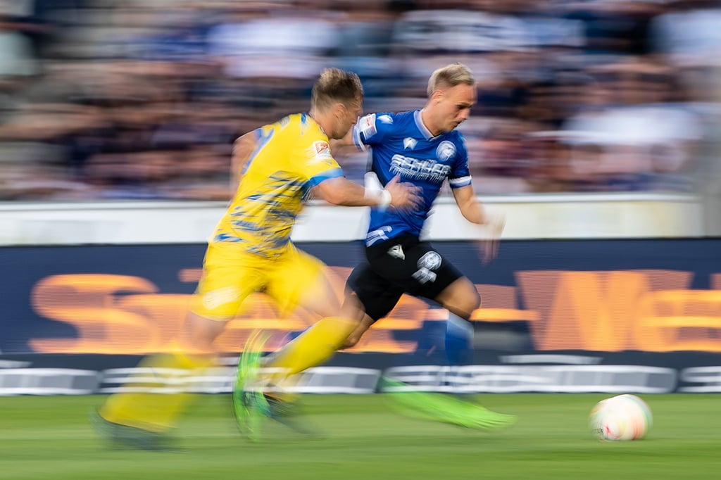 Florian Krüger (r) spielt gegen Braunschweigs Brian Behrendt.