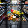 Verschiedene Lebensmittel liegen in einem Einkaufswagen. In Sachsen-Anhalt ist die Inflation gesunken.