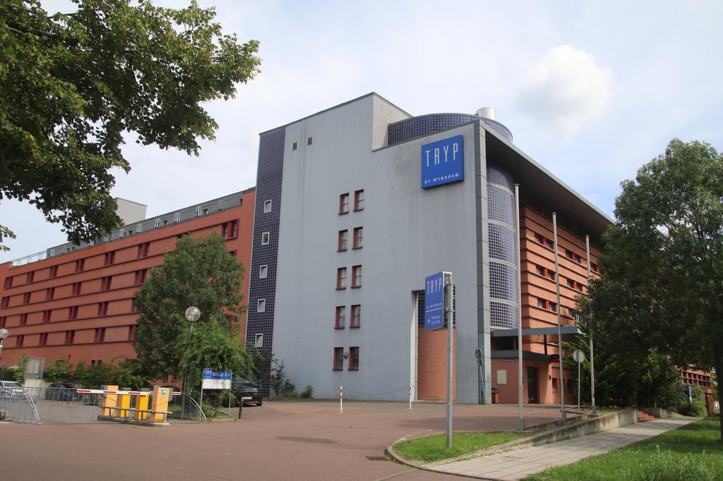 In diesem Hotel in Halle soll der Mann die Zwölfjährige missbraucht haben. Führt die Zimmer-Registrierung jetzt zum Täter?