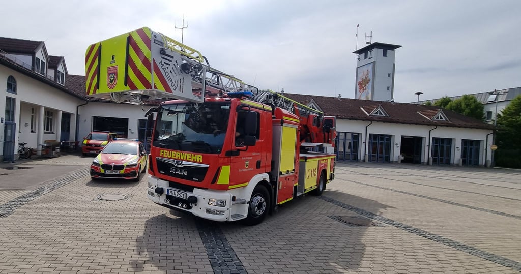 Ein Einsatzfahrzeug mit Drehleiter steht auf dem Gelände der Freiwilligen Feuerwehr Unterschleißheim.
