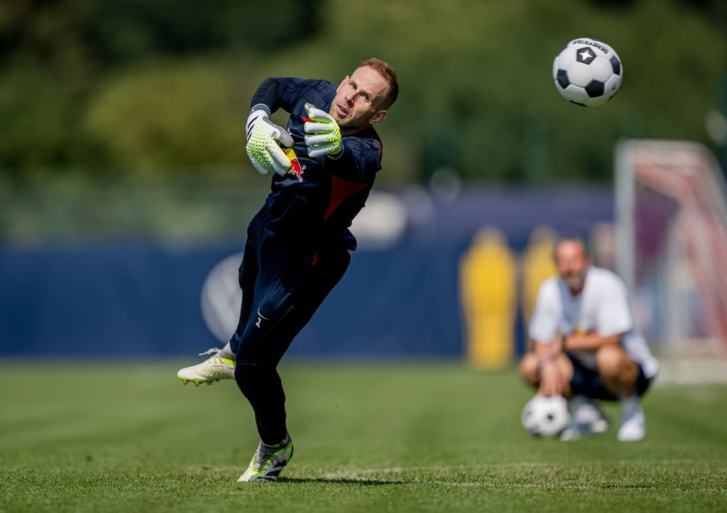 Im Training fliegt er schon wieder: RB-Schlussmann Peter Gulacsi.