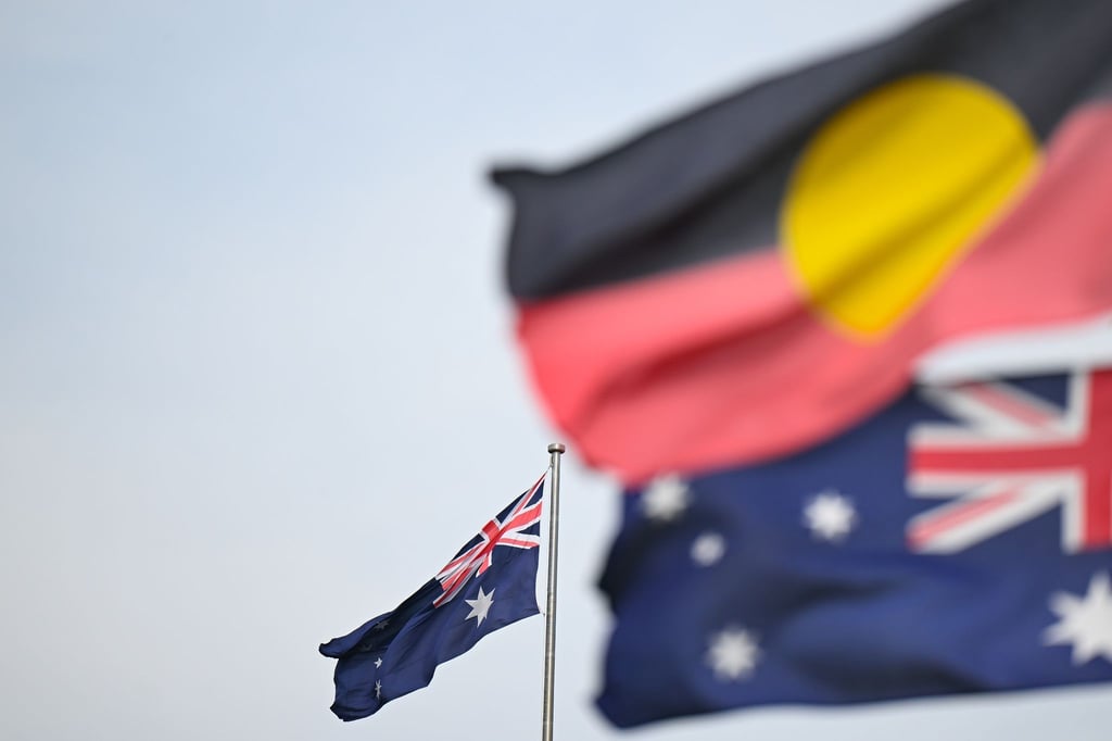 Zwei australische und eine Aborigine-Flagge wehen in Canberra.