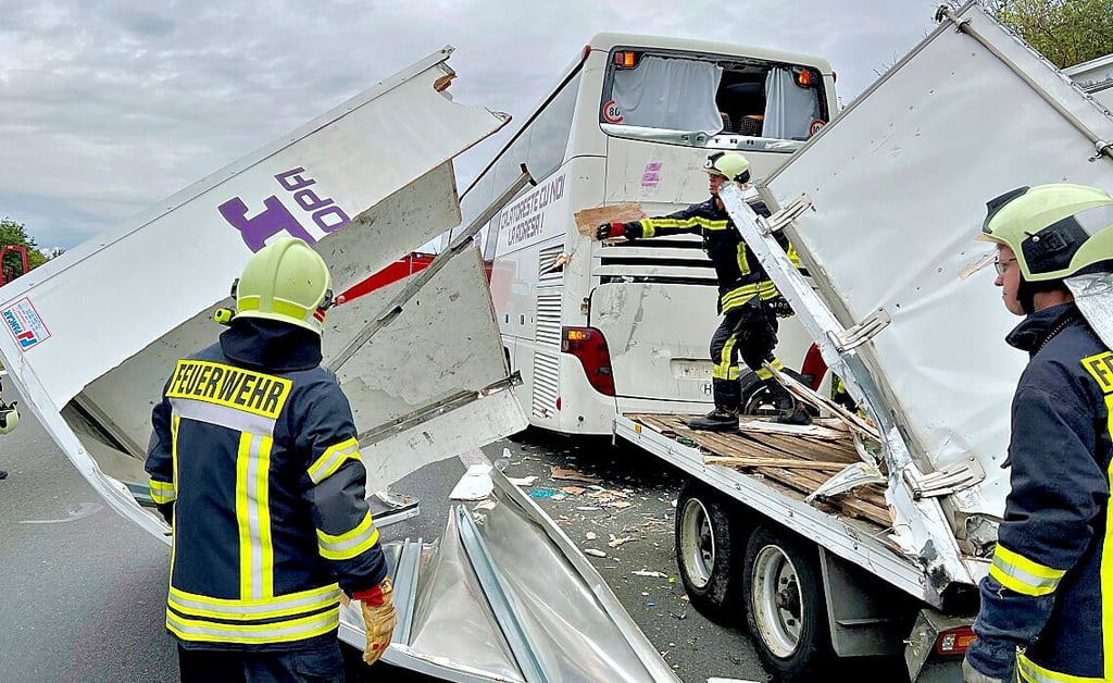 Busunfall auf der 14 bei Könnern. Der Kofferanhänger wurde völlig zerstört.
