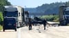 Mitarbeiter der Polizei gehen auf der Autobahn 2 zwischen Theeßen und Burg zur Unfallstelle.