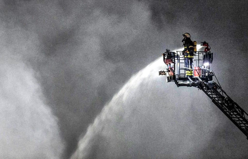 Die Feuerwehr kämpfte Stunden, um einen Großbrand in einem Entsorgungsbetrieb für Batterien in Offenbach in den Griff zu bekommen.