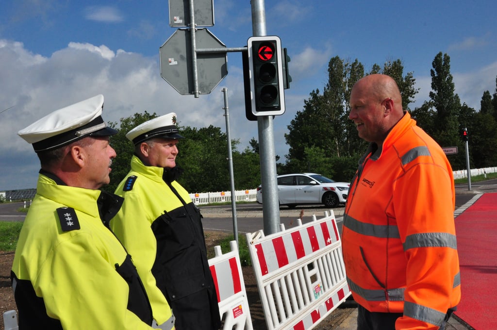Die Regionalbereichsbeamten Henry Rosner (von links) und Lutz Richter im Gespräch mit Robert Bauherr von der Firma, die die neue Lichtsignalanlage an der Gardelegener Umgehung betreut.