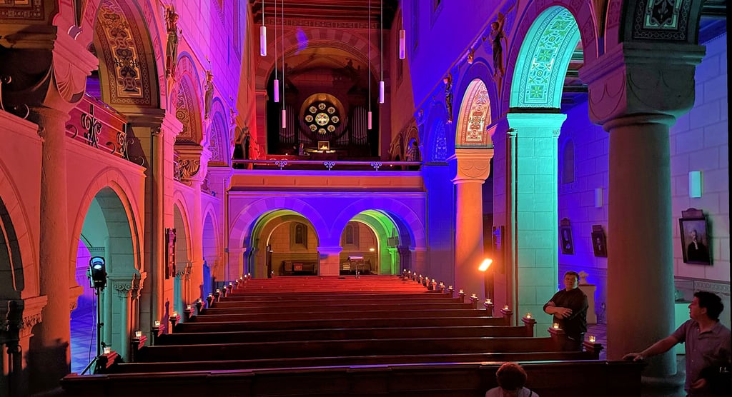 Das Kirchenschiff der romanischen Basilika St. Georg und Pancratius in Hecklingen war zur ersten Nachtführung durch die Technik des Salzlandtheaters Staßfurt am Abend in ein passendes Licht versetzt worden.