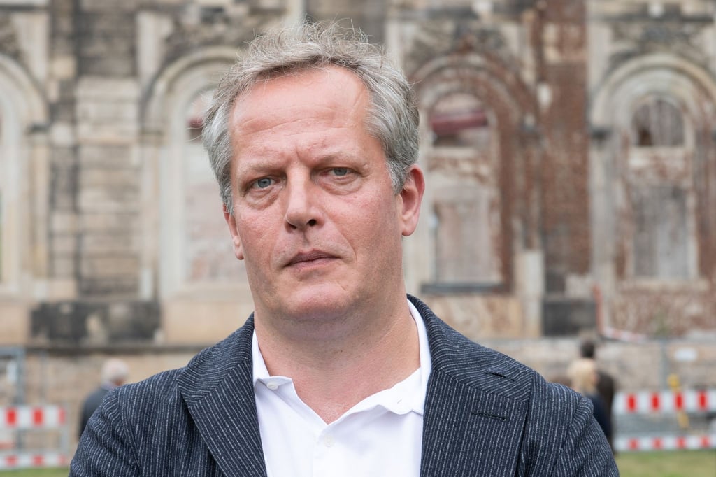 Daniel Marzona, Sohn des Kunstsammlers und Stifters Egidio Marzona, steht vor dem Blockhaus in Dresden.