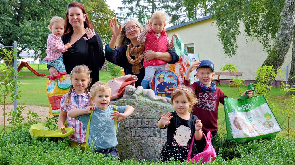 Tschüss zu ihrer Kita in Tangeln sagten am Donnerstag die Kinder, Leiterin Laura Ritzke (links) und Erzieherin Beate Schütze. Sie hoffen, dass sie nächstes Jahr wiederkommen dürfen.