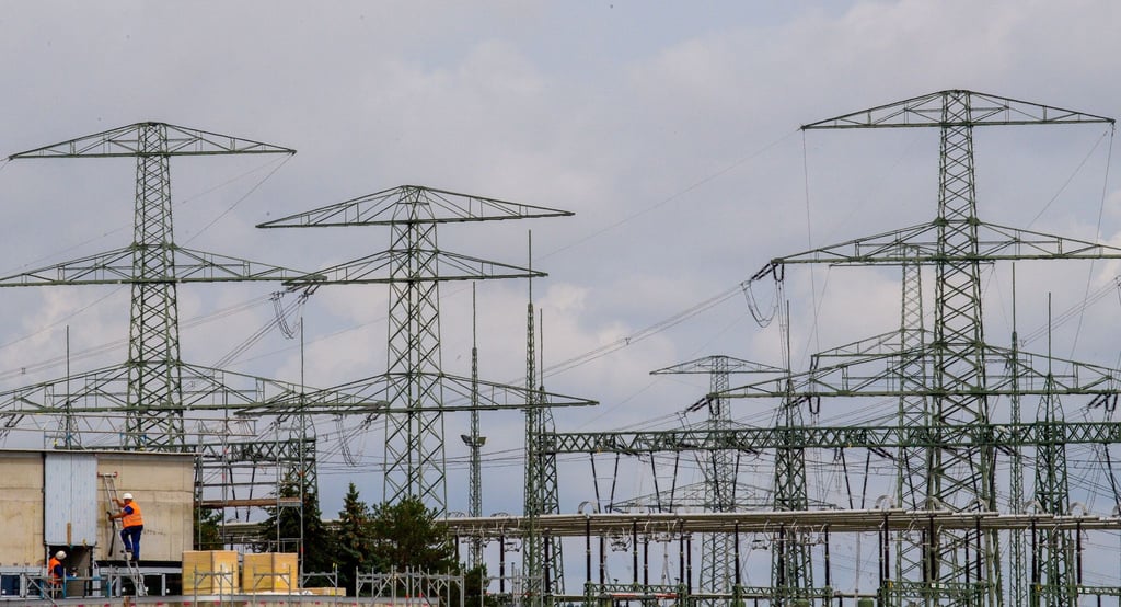 Um die deutsche Wirtschaft wieder in Schwung zu bringen, halten die Grünen unter anderem einen staatlich vergünstigten Brückenstrompreis für die Industrie für nötig.