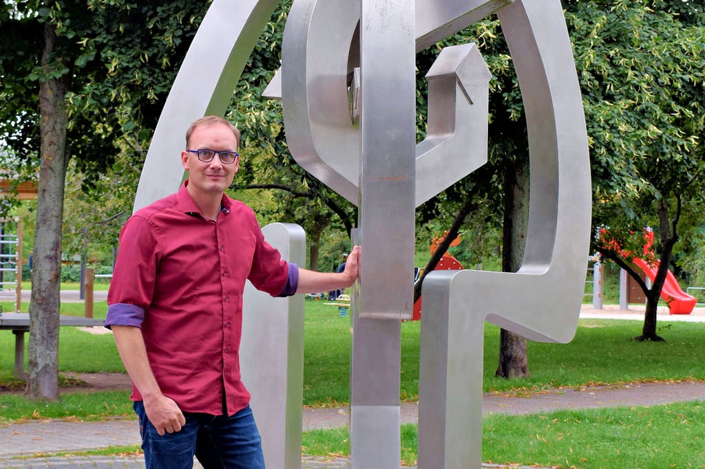 Timm Kausmann steht an der Edelstahlskulptur des Magdeburger Künstlers Josef Bzdok auf der Kantorwiese. Er hat sich spontan für seine Kandidatur als Bürgermeister entschieden. Innerhalb zwei Wochen bekam er die notwendigen Unterschriften zusammen.