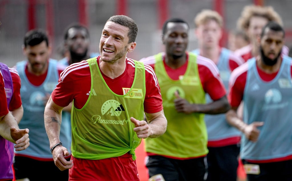 Spieler Robin Gosens beim Warmlaufen.