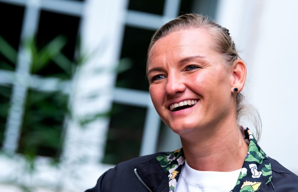 Alexandra Popp, Fußball-Nationalspielerin, lacht bei einem Interview.