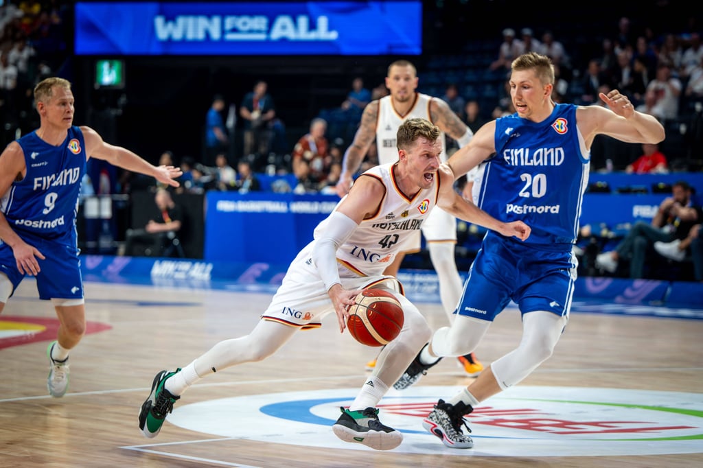 Andreas Obst (M.) glänzt bei der Basketball-WM.