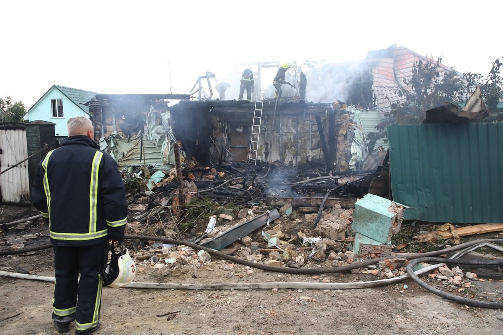 Feuerwehrleute löschen ein Feuer nach einem Raketenangriff in der Nähe von Kiew.