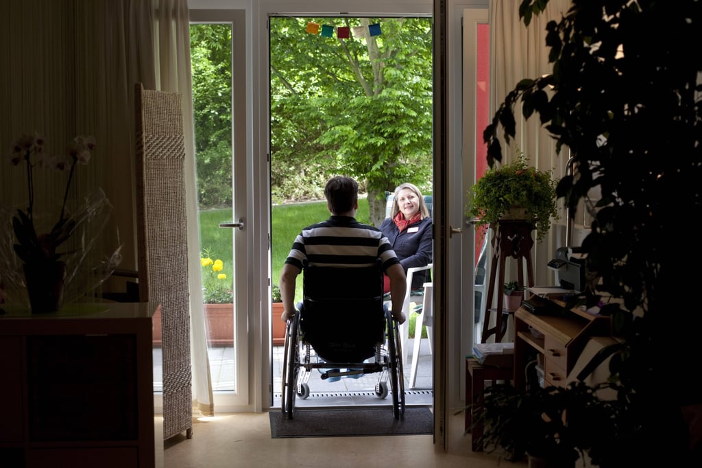 Bei einer barrierefreien Wohnung muss ein Rollstuhlfahrer auch ebenerdig auf den Balkon fahren können.