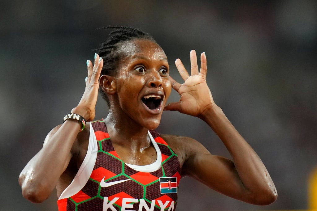 Faith Kipyegon aus Kenia jubelt über den Gewinn der Goldmedaille.