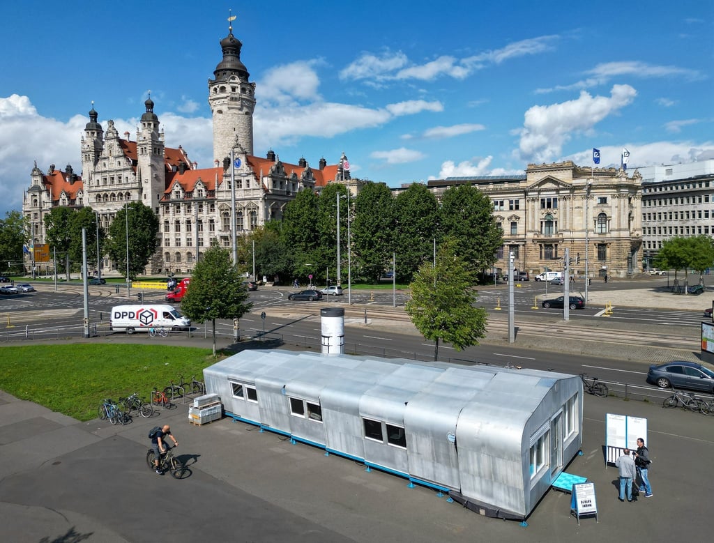 Eine historische Raumerweiterungshalle steht auf dem Leuschnerplatz.
