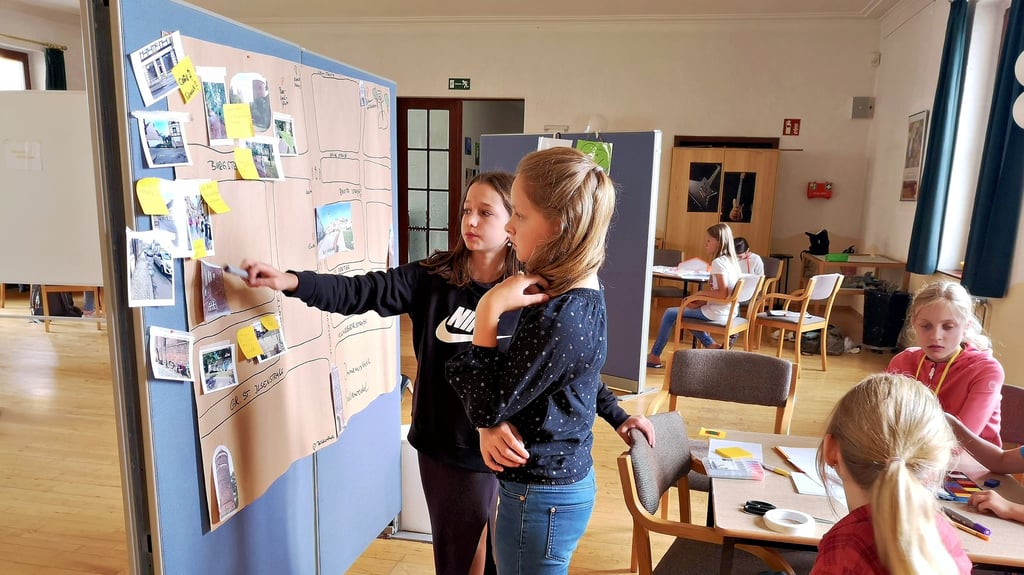 Schülerinnen der Jeetzeschule sammeln beim Planspiel zum IGEK Verbesserungsvorschläge für das Radfahren in der Innenstadt von Salzwedel. Während eine Rundgangs haben sie zuvor Fotos von dafür relevanten Stellen gemacht, die sie hier mit Notizen an einen gezeichneten Stadtplan geheftet haben.