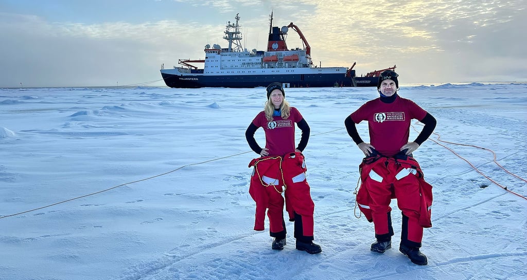 Die Mathematikerin Dr. Carolin Mehlmann und ihr Kollege Prof. Thomas Richter sind für zwei Monate iauf dem Forschungsschiff „Polarstern" des Alfred-Wegener-Instituts in der Arktis.