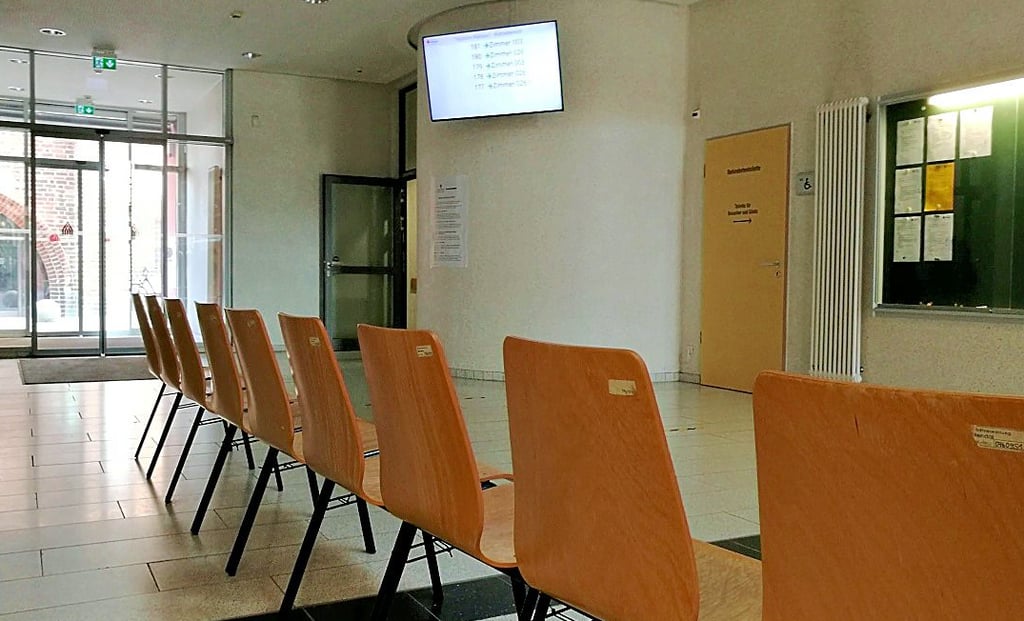 Im Stendaler Stadthaus Markt 14/15 wurden zusätzliche Stühle für Bürger aufgestellt, die im Einwohnermeldeamt warten müssen. Der Bildschirm zeigt die Nummer, die an der Reihe ist.