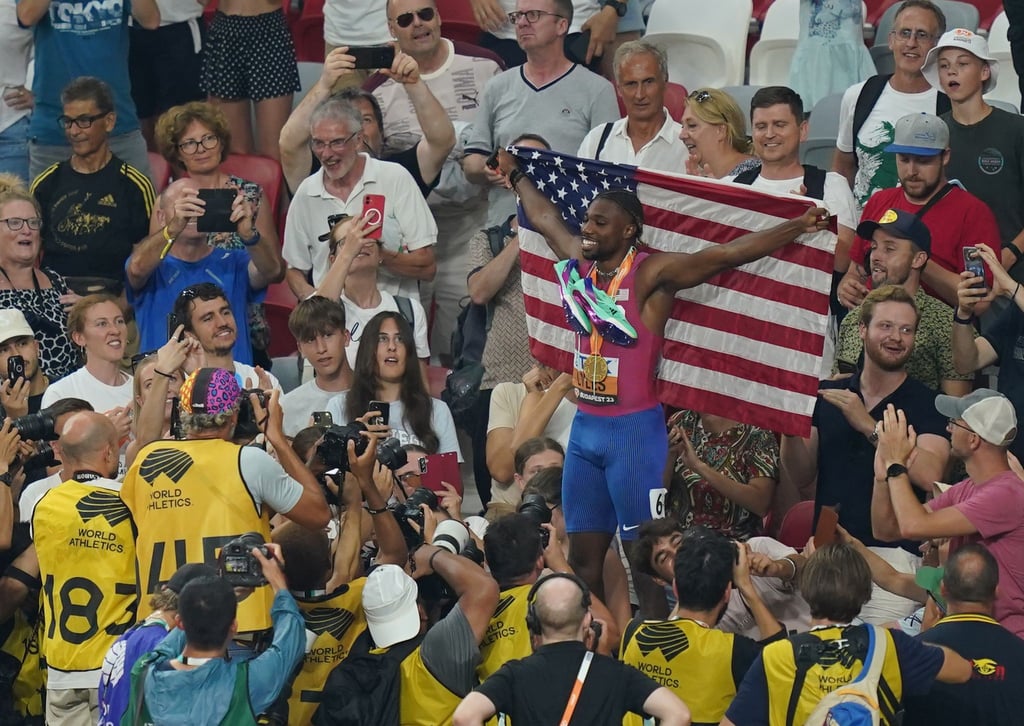 Der neue Weltmeister Noah Lyles (USA) jubelt auf der Tribüne.