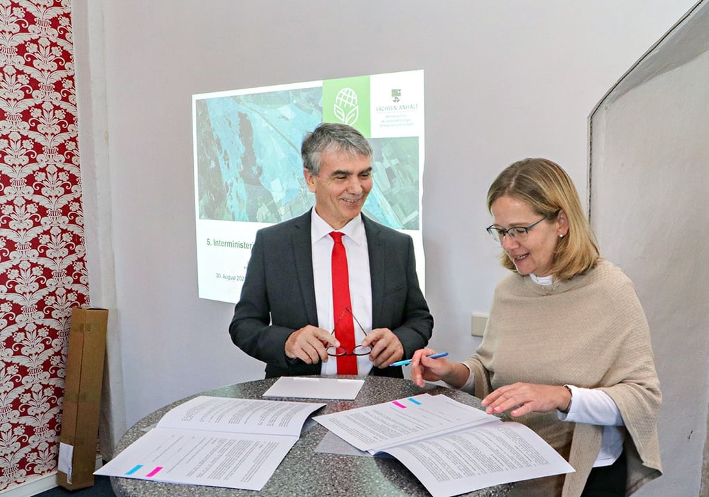 Anja Boudon und Steffen Eichner unterzeichnen auf der Burg in Klöden die gemeisame Vereinbarung zum Hochwasserschutz an der Schwarzen Elster bei Premsendorf.