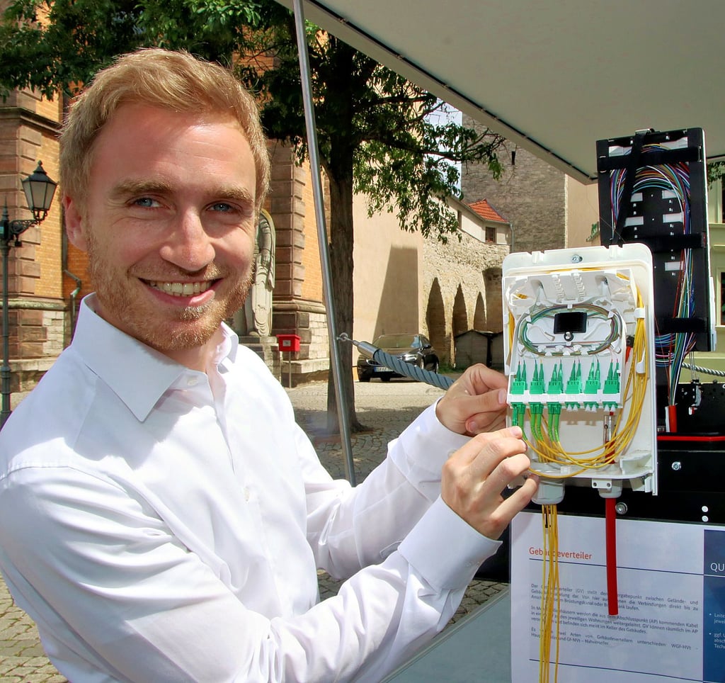 Interessanter Einblick: Kevin Horak zeigte das Innere einer Glasfaserverkabelung auf dem Marktplatz.