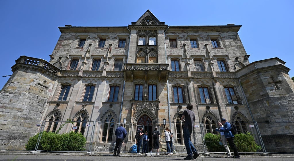 Teilnehmer eines Presserundgangs besichtigen Schloss und Park Reinhardbrunn.