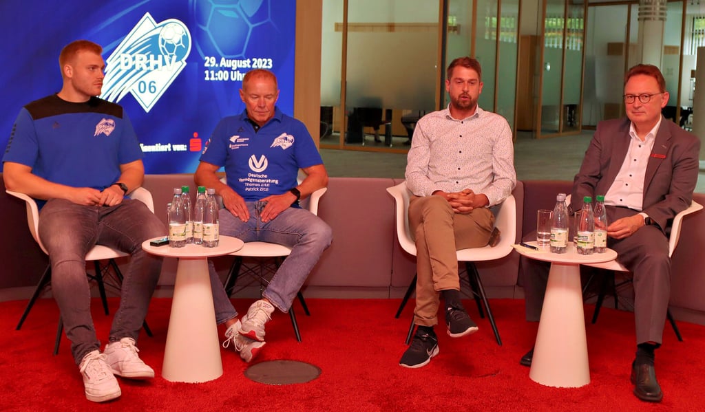 Traditionelle Saisonauftakt-Pressekonferenz der DRHV-Handballer mit Co-Kapitän Patrick Gempp, Cheftrainer Uwe Jungandreas und Geschäftsführer Sebastian Glock (v. l.) zum Start in die neue Meisterschaftsrunde in den Räumen der Stadtsparkasse mit Vorstand Frank Brakelmann (r.).