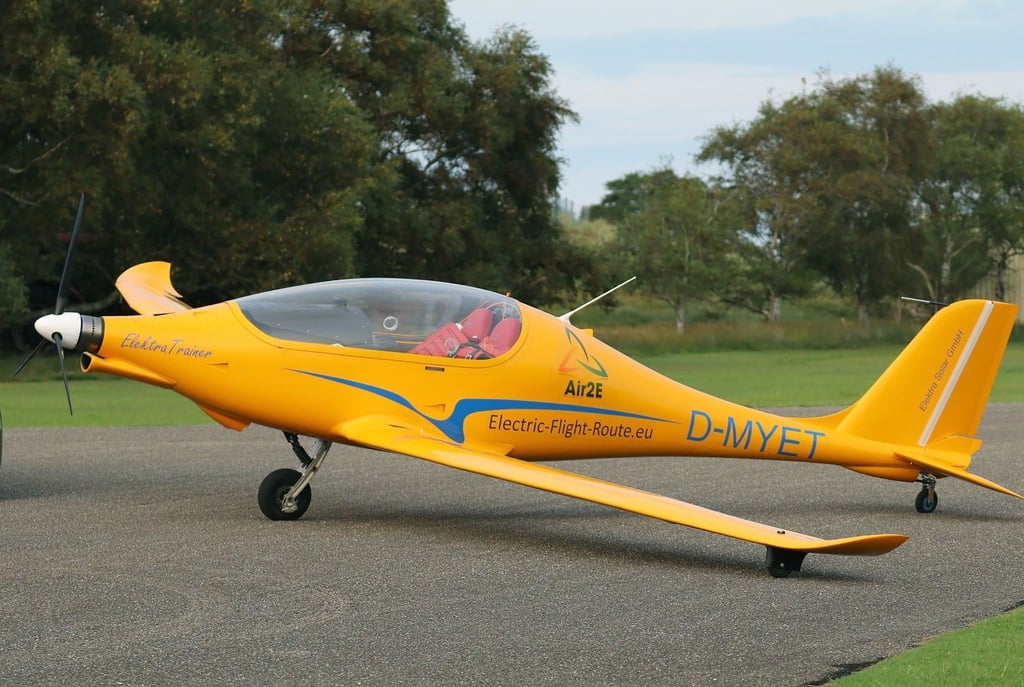 Das vollelektrische Ultraleicht-Flugzeug „Elektra Trainer“ steht am Flugplatz der Insel Norderney.