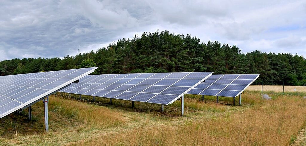 Erneuerbare Energien: Solarpark bei Haldensleben: Kronos Solar plant in  Satuelle kleiner